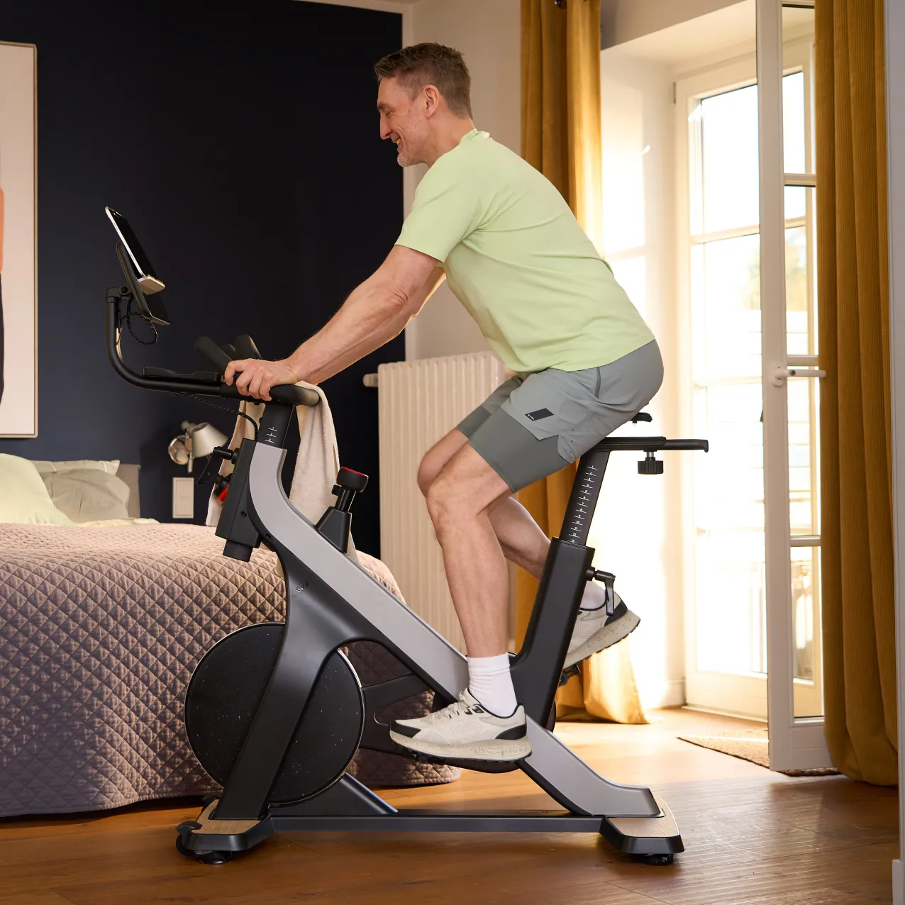Beweglichkeit im Alltag Mann auf einem Ergometer im Schlafzimmer