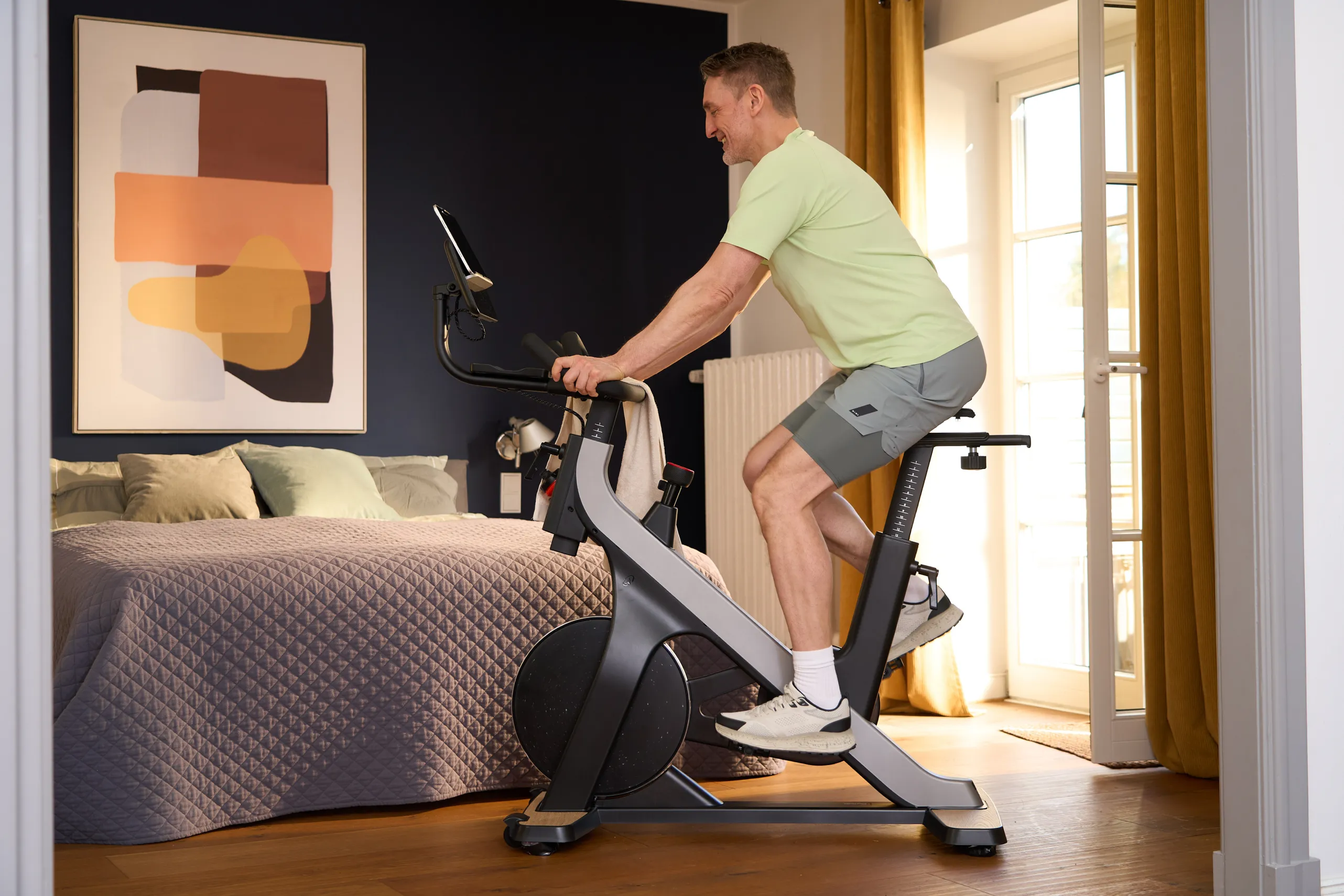 Mann auf einem Ergometer im Schlafzimmer